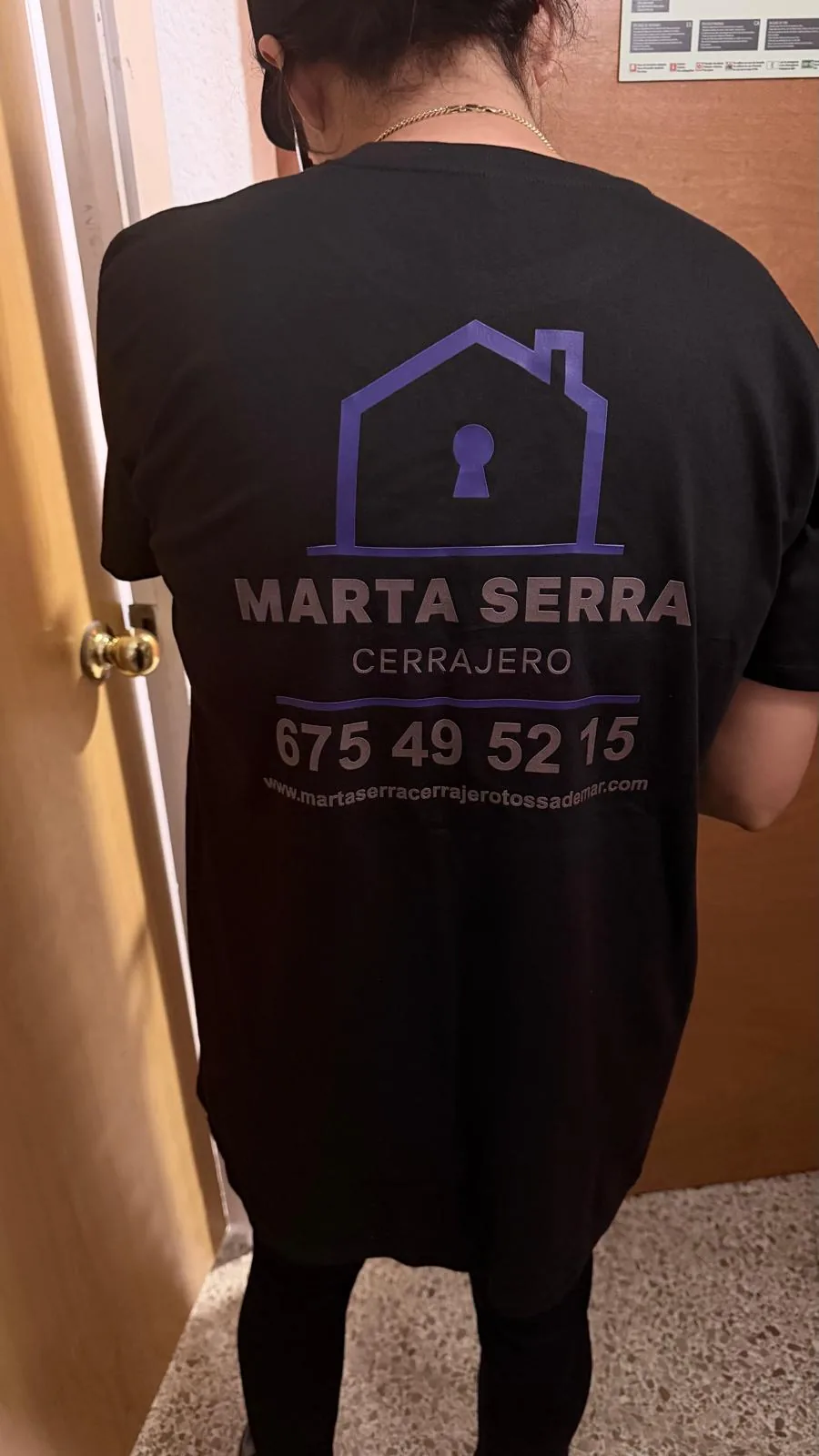 Trabajo real de cerrajería en puerta